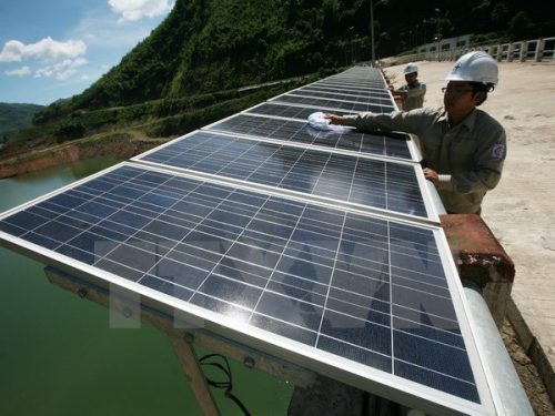 Hệ thống pin Mặt Trời được lắp đặt tại Công ty thủy điện A Vương, tỉnh Quảng Nam, để dùng làm nguồn điện dự phòng cho việc điều khiển đóng mở đập tràn (Ảnh: Ngọc Hà/TTXVN)