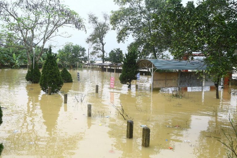 Hơn 2.700 hộ dân ở Hà Tĩnh chìm trong biển nước
