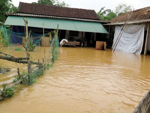 Nước ngập vào nhà người dân thôn Phía Nam, xã Thạch Tân, huyện Thạch Hà, Hà Tĩnh. (Ảnh: Công Tường/TTXVN)