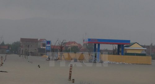 2 / 5 Nước lũ lên nhanh gây ngập và chia cắt tại xã Quảng Hải, thị xã Ba Đồn. Ảnh chụp lúc 7 giờ sáng 1/11/2016. (Ảnh: Đức Thọ/TTXVN)