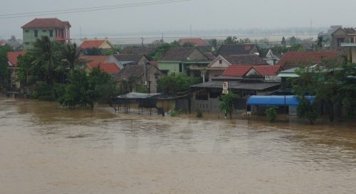 3 / 5 Nước lũ lên nhanh gây ngập và chia cắt tại xã Quảng Hải, thị xã Ba Đồn. Ảnh chụp lúc 7 giờ sáng 1/11/2016. (Ảnh: Đức Thọ/TTXVN)