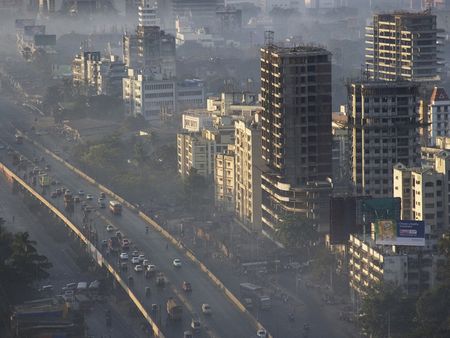 Tình trạng khói bụi dày đặc bao trùm thành phố