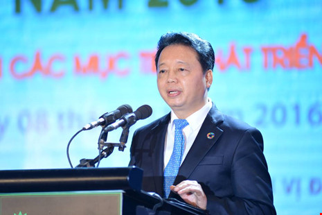 Bộ trưởng Trần Hồng Hà phát biểu về biến đổi khí hậu và vấn đề bảo vệ môi trường tại Diễn đàn doanh nghiệp phát triển bền vững Việt Nam 2016. Ảnh: Quốc Tuấn
