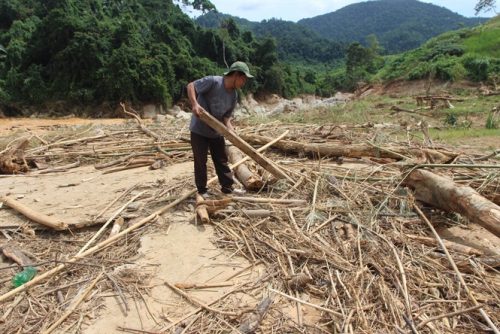 Ngôi nhà của anh A Lăng Danh, làng Pà Ooi, xã La Ê, huyện Nam Giang chỉ còn lại bãi đất trống và rác thải lấp đầy sau sự cố vỡ cống dẫn dòng thủy điện Sông Bung 2