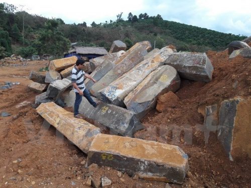 Hình ảnh hiện trường khai thác đá trái phép. Ảnh chụp chiều 2/11 (Ảnh: Hưng Thịnh-Ngọc Minh/Vietnam+)