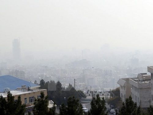 Khói mù bao phủ thủ đô Tehran ngày 13/11. (Nguồn: EPA/TTXVN)