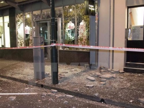 Cửa kính của các tòa nhà tại Wellington, New Zealand bị vỡ sau trận động đất (Nguồn: EPA/TTXVN)