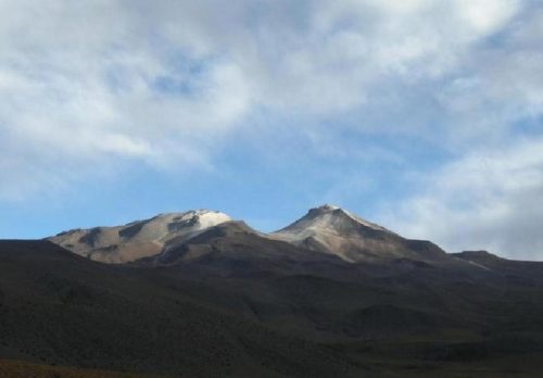 hồ ngầm khổng lồ ở độ sâu tới 15km dưới ngọn núi lửa đã ngừng hoạt động Uturuncu (Nguồn: Daily Mail)