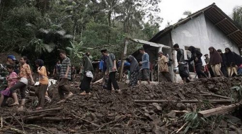 Người dân Tây Java buộc phải di dời chỗ ở do trận lũ lụt. (Nguồn: AP)