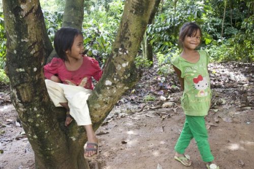  Những đứa trẻ trong khu tái định cư xã Hơ Moong, huyện Sa Thầy, tỉnh Kontum