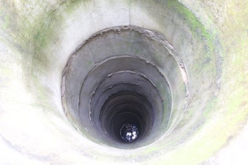 Những giếng có ít nước và rất sâu ở khu tái định cư Hơ Moong