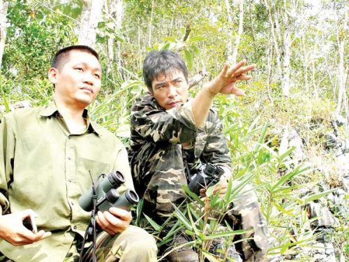 Tiến sĩ linh trưởng học Lê Khắc Quyết (bìa trái) theo dõi bầy voọc ở khu bảo tồn - See more at: http://www.sggp.org.vn/phongsuanh/2016/11/440609/#sthash.lkH2UCIH.dpuf