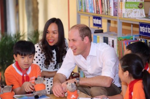 Hoàng tử Anh trao gửi sách bảo vệ tê giác tới 1,5 triệu học sinh Việt Nam. (Ảnh: Minh Sơn/Vietnam+)