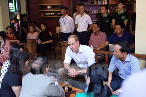 Công tước đã gặp các chuyên gia về y học cổ truyền và một số nhân vật nổi tiếng, phóng viên và đại diện các tổ chức phi chính phủ tại một quán càphê đặc trưng của người Hà Nội. (Ảnh: Minh Sơn/Vietnam+)