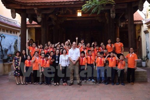  Hoàng tử Anh chụp ảnh lưu niệm với các học sinh trường Tiểu học Hồng Hà. (Ảnh: Minh Sơn/Vietnam+)