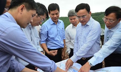 Chủ tịch EVN Dương Quang Thành (thứ 2, bìa phải) kiểm tra thực tế nơi sẽ triển khai Dự án Nhiệt điện Quảng Trạch I