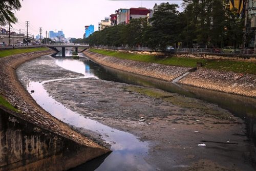 Ô nhiễm nguồn nước sông đang ngày diễn biến phức tạp, nhiều nơi ô nhiễm nghiêm trọng. (Nguồn ảnh: TTXVN) 