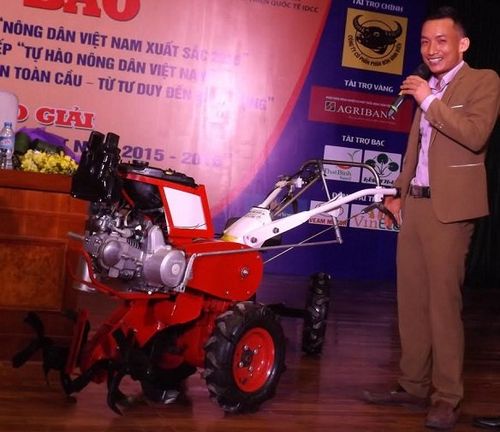 Anh Huy giới thiệu chiếc máy nông nghiệp đa năng do mình sáng chế trong chương trình Tự hào nông dân Việt Nam 2016