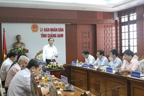 Chủ tịch UBND tỉnh Quảng Nam Đinh Văn Thu (đứng) chủ trì cuộc họp.