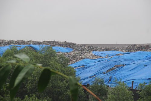 Bãi rác khổng lồ không được che chắn tại Nhà máy Xử lý rác Thủy Phương