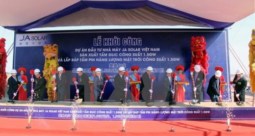 Đại diện nhà đầu tư cùng đại diện lãnh đạo tỉnh Bắc Giang tiến hành nghi lễ khởi công dự án (Ảnh: Tùng Lâm/TTXVN)