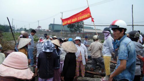 Người dân địa phương chặn đường phản ứng việc xây dựng nhà máy thép Việt Pháp tại khu vực đầu nguồn của sông Vu Gia.