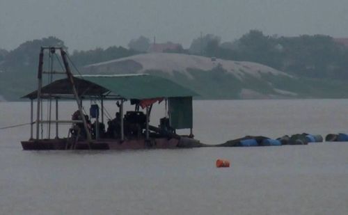 Tàu của doanh nghiệp Sáu Hằng đang hút cát ở sông Hồng lên bến bãi.