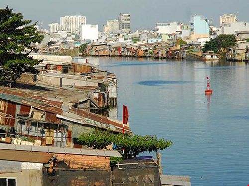 Nhà ven kênh rạch nhìn từ cầu Nguyễn Văn Cừ , TP.HCM. Ảnh: HTD