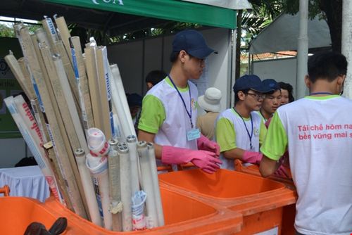 Chất thải nguy hại cần được thu gom và xử lý đúng cách để bảo vệ môi trường. Ảnh: Ngọc Châu