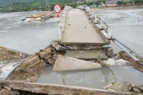 Do mưa lớn diễn ra liên tục đã làm sập bờ nam của cầu Vĩnh Hy, thuộc địa phận xã Vĩnh Hải, huyện Ninh Hải (Ninh Thuận). Ảnh: Nguyễn Thành/TTXVN