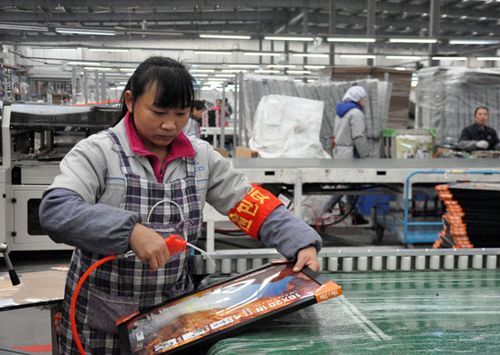 Công nhân INTCO xử lý sản phẩm trước khi đóng gói.