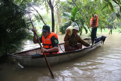 Lực lượng chức năng huyện Tư Nghĩa đưa người dân bị nước lũ cô lập đến nơi an toàn.