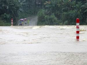 Mưa lũ lớn, ngập lụt trên diện rộng tại các tỉnh miền Trung