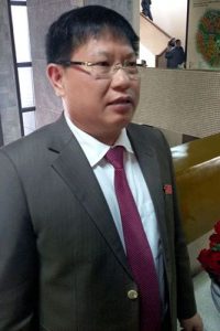 Bí thư Huyện ủy Sóc Sơn Phạm Xuân Phương trao đối với phóng viên Báo ANTĐ bên hành lang kỳ họp HĐND TP Hà Nội
