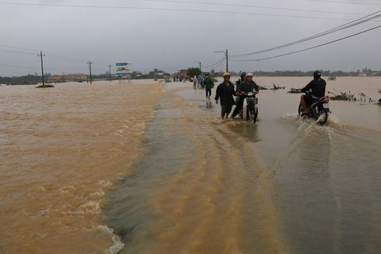 Quảng Nam: Hạ du ngập nước, nhiều thủy điện lại tăng lượng xả lũ