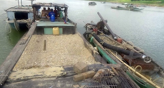 Bắt quả tang nhiều vụ khai thác cát sỏi trái phép trên sông Thu Bồn
