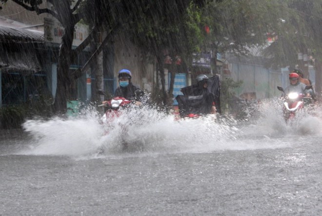 TP. HCM: Mưa lớn gây ngập nhiều nơi, xe máy nằm la liệt hai bên đường