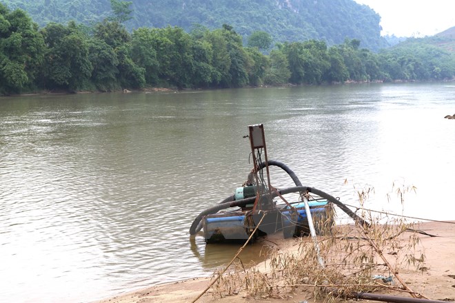 Bắt quả tang các đối tượng khai thác cát trên sông Thu Bồn