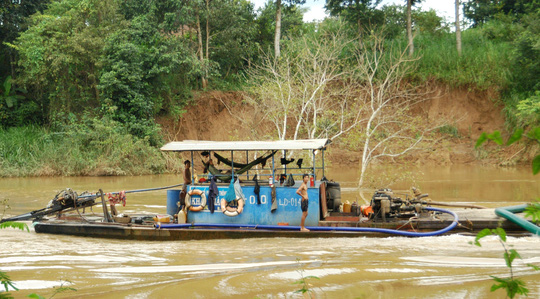 Không đội trời chung với cát tặc