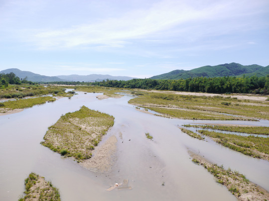 Lo sạt lở, dân chặn tàu khai thác cát
