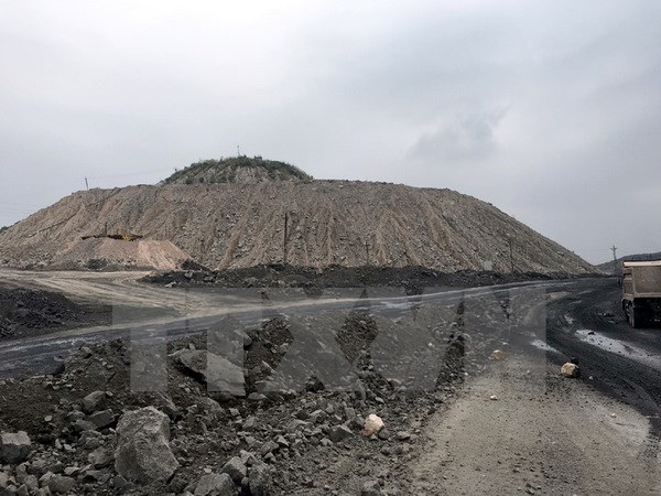 Quảng Ninh: Lấy đất đá từ bãi thải than để san gạt mặt bằng