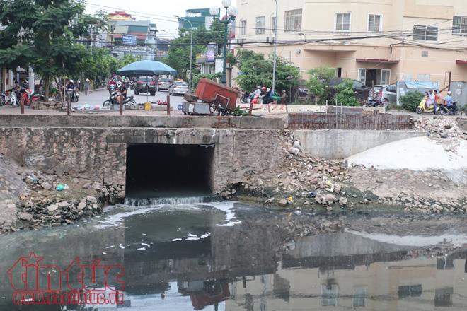 Sông Thủ đô “thoi thóp” vì bùn, rác
