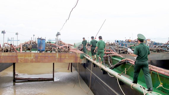 Cày nát cửa biển Cần Giờ để khai thác cát lậu