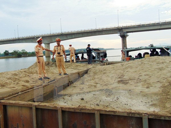 Bắt quả tang hai tàu khai thác cát trái phép trên sông Thu Bồn