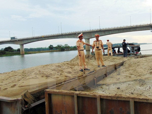 Liên tiếp bắt quả tang ghe khai thác cát trái phép trên sông Thu Bồn