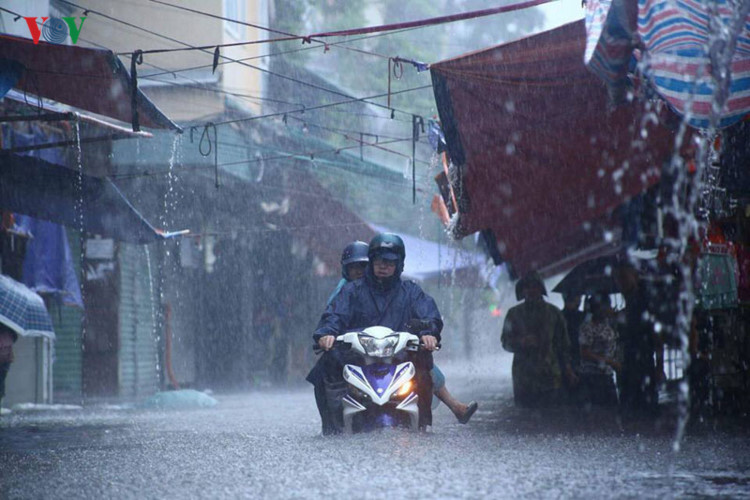 Bão số 2 gây mưa lớn ở Hà Nội, nhiều tuyến phố chìm trong biển nước