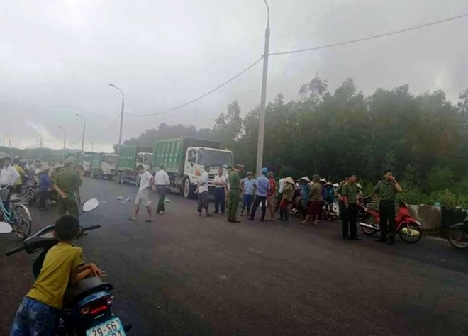 Hà Nội: Người dân lại chặn xe chở rác, “phong tỏa” bãi rác Nam Sơn