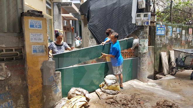 Bùn đất từ sân golf FLC Hạ Long lại đổ tràn vào nhà dân và quốc lộ