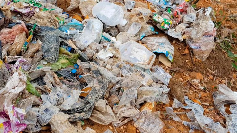 Hà Tĩnh: Chôn rác thải y tế trong vườn cán bộ xã, đầu nguồn nước