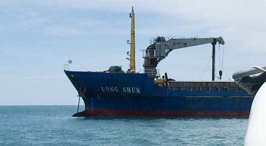 Quảng Nam: Bốc 4.400 tấn quặng titan xuống khỏi tàu Dong Shun để xử lý vi phạm